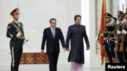 11月3日,中国国务院总理李克强在北京人民大会堂欢迎来华进行正式访问的巴基斯坦总理伊姆兰·汗。