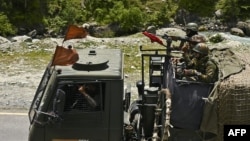印度军队士兵驾驶军车行驶在通往中印边境加勒万河谷的道路上。(2020年6月17日)