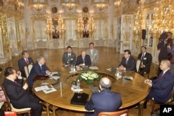 2002年6月7日,中国主席江泽民,俄罗斯总统普京和哈萨克、乌兹别克、塔吉克、吉尔吉斯领导人在俄罗斯圣彼得堡郊外的前皇宫参加上海合作组织峰会