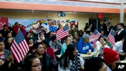 星期四晚上在马里兰州观看奥巴马总统有关移民改革政令电视讲话的民众