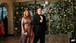 蓬佩奥和夫人参加川普总统在白宫为法国总统马克龙举办的国宴。(2018年4月24日)