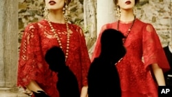 行人走过上海某处意大利豪华时尚品牌广告。(资料照)