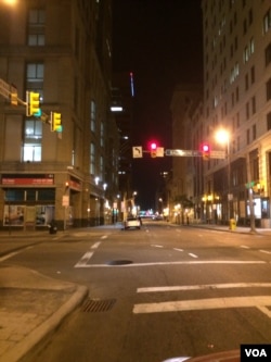 现在已经宵禁的巴尔的摩街头,街上零零散散有一些路人,而大部分是媒体人和警察以及军人。(美国之音王子扬拍摄)