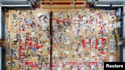 中国武汉华中师范大学学生在体育馆里准备睡眠,大约600学生在体育馆睡觉以避暑,当时气温高达摄氏35度(2013年6月21日)