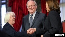 来自华盛顿州的联邦参议员帕蒂·默里在国会大厦旧参议院议事厅举行的一次礼仪性质的活动中,在美国副总统卡玛拉·哈里斯主持下再现了宣誓就职的过程。(2023年1月3日)