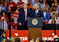 在党内决选前夜, 川普总统在南卡州西哥伦比亚的集会上为竞选连任的州长麦克马斯特站台助选。(2018年6月25日)
