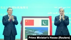 中国总理李强与巴基斯坦总理谢里夫(右)在伊斯兰堡总理府出席瓜达尔新国际机场项目竣工仪式。(2024年10月16日)
