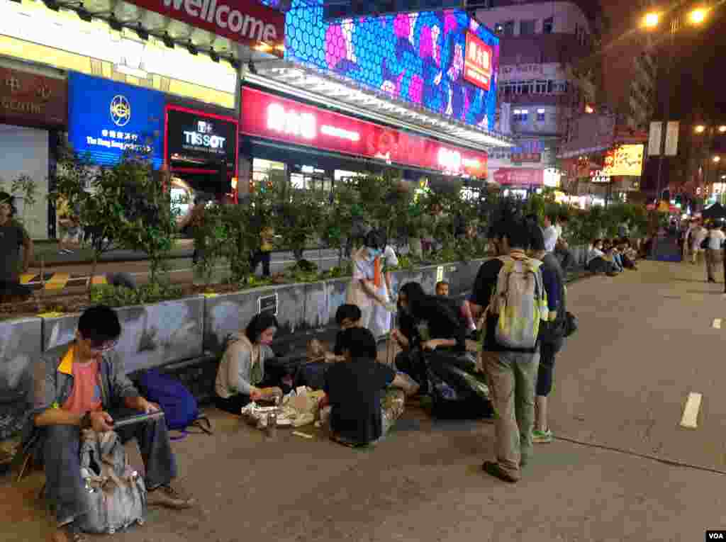 旺角占领区周五白天发生零星冲突外晚间平静 (美国之音图片/海彦拍摄 )