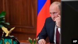 俄罗斯总统普京在克里姆林宫打电话。(资料照)