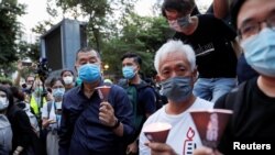 壹传媒创办人黎智英等人2020年6月4日持烛光悼念六四事件死难者(路透社)