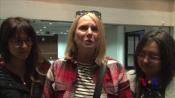 加州数百民众悼念巴黎恐袭中遇害的美国女生 加州数百民众悼念巴黎恐袭中遇害的美国女生