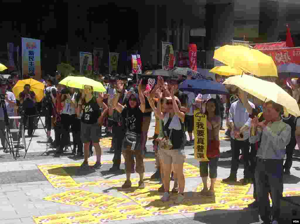 香港立法会否决2017年特首选举方案(美国之音海彦拍摄)