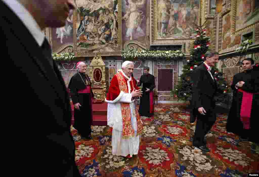 Đức Giáo Hoàng Benedict rời khỏi cuộc họp với các nhà ngoại giao Vatican, ngày 10/1/2011.