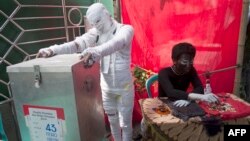 Giới chức bầu cử Indonesia hóa trang như những nhân vật phim kinh dị để thu hút cử tri ở thành phố Surabaya, đảo Java. Họ cũng gửi thông điệp kêu gọi các nhà lãnh đạo được bầu lên làm sạch những 'tệ nạn' trong chính phủ.