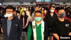 资料照:台湾富士康工人戴着口罩参加在台北举行的春节年终聚会。(2020年1月22日)