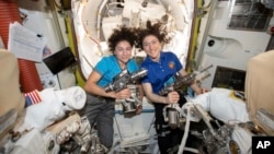 美国国家航空航天局(NASA)宇航员杰西卡·梅尔(左)和克里斯蒂娜·科赫