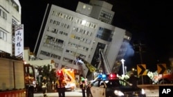 台湾花莲市遭6.0级地震袭击,搜救人员搜寻被困在倾斜的居民大楼里的幸存者(2018年2月7日)