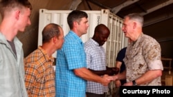 美军非洲指挥部司令托马斯·瓦尔德豪瑟(右)访问尼日尔武装部队空军基地(资料照片)