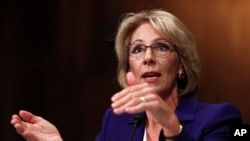 川普提名的教育部长德沃斯在参院确认听证会上(2017年1月17日)