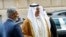 Menteri urusan energi Arab Saudi Pangeran Abdulaziz bin Salman Al-Saud dan Sekretaris Jenderal OPEC Haitham al-Ghais tiba di markas OPEC di Wina, Austria, pada 5 Oktober 2022. (Foto: Reuters/Lisa Leutner)