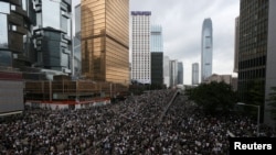 资料照片: 抗议者在香港街头大游行,反对拟议中允许将香港犯罪嫌疑人引渡至中国大陆的条例。(2019年6月12日)