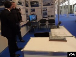 在克里米亚的“海洋”造船厂展台上,展示有向中国出售的欧洲野牛型气垫登陆舰的模型和图片 (美国之音白桦)