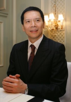 香港电影出品人、中国星集团董事会主席和电影监制向华强