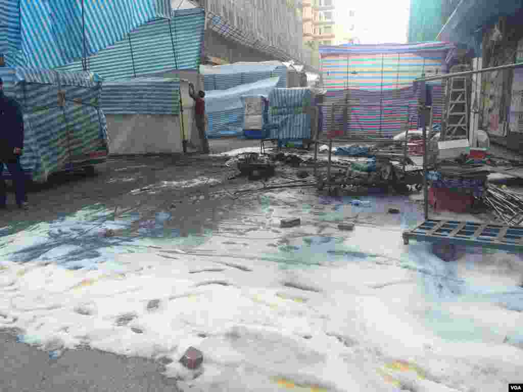 旺角街头夜市大年初一晚爆发激烈警民冲突(美国之音谭嘉琪拍摄)