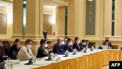 2021年5月1日,包括德国、法国、英国、中国以及俄罗斯的代表们同伊朗代表团成员在维也纳大酒店举行会谈。(法新社照片)