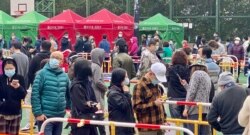 数以万计葵涌村居民连日来在蓝球场搭建的临时检测站大排长龙,接受强制病毒检测 (美国之音/汤惠芸)