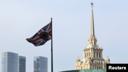 英国国旗在英国驻莫斯科大使馆上空飘扬。(2024年9月13日)