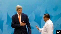 မြန်မာနိုင်ငံခြားရေးဝန်ကြီး ဦးဝဏ္ဏမောင်လွင် (ယာ) နဲ့ အမေရိကန် နိုင်ငံခြားရေးဝန်ကြီး ဂျွန်ကယ်ရီ။