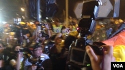 占领运动期间记者采访经常被夹在警察与示威者对抗中(美国之音海彦拍摄)