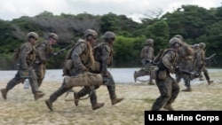 美国海军陆战队士兵在日本冲绳汉森营进行机枪架设演练,为“坚决之龙25”演习做准备。(2025年9月9日)