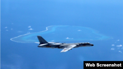 中国空军官方微博发布刘锐拍摄的中国轰-6K轰炸机飞抵斯卡伯勒浅滩,也就是中国所说的黄岩岛照片。