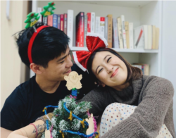 岑敖晖透过助理上传昔日与爱妻共渡圣诞欢乐时光的照片。(图片来源:岑敖晖个人脸书网站)