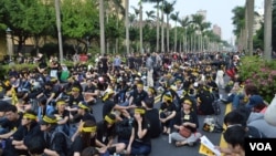 A Zimbabwean vendor ponders his next move after he had his wares removed by police from the streets of Harare, Wednesday, July, 8, 2015. Minor scuffles ensued as police officers drove out thousands of vendors selling their wares on the sidewalks and pavements of Harare.