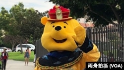 “权利关注”网站负责人王维装扮成小熊维尼和皇帝的合体,称做在中国不能做的事感觉不错。