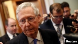 参议院多数党领袖米奇·麦康奈尔在国会山对媒体谈罗伊·莫尔的问题。(2017年11月9日)