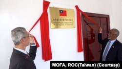 台湾驻索马利兰共和国代表罗震华(左)及索马利兰共和国外交暨国际合作部部长穆雅辛共同为台湾驻索代表处揭牌 。(图片:台湾外交部)