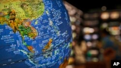 资料照:北京一家书店展示的一个地球仪上显示中国在南中国海划出的九段线内主权声索的岛屿。(2018年7月13日)