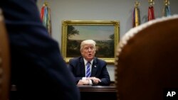 川普总统在白宫椭圆形办公室与国会领导人会面期间讲话。(2017年9月6日)