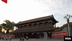 中国权力中枢中南海的大门新华门(美国之音资料照片)