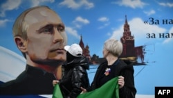 资料照片:两名妇女在俄罗斯控制的乌克兰顿涅茨克地区一所学校参加俄罗斯总统选举投票。(2024年3月15日)