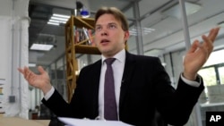 资料照片:白俄罗斯反对派的协调委员会成员、律师兹纳克在明斯克接受美联社采访。(2020年8月9日)