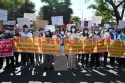 人们聚集在中国驻仰光大使馆外抗议军人政变并要求释放昂山素季。(2021年2月11日)