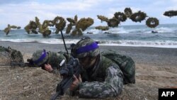 在美韩军事演习中,韩国海军陆战队在烟雾弹掩护下抢滩登陆