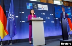 资料照:德国外长贝尔伯克(Annalena Baerbock)在柏林举行的一个北约会议的记者会上讲话。(2022年5月15日)