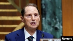 美国国会参议院财政委员会主席、代表俄勒冈州的民主党人罗恩·怀登（Ron Wyden）