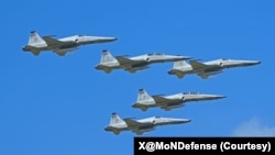 台湾国防部在X平台公布的照片显示,台湾空军在花莲基地举行了F-5战机除役典礼,由三架RF-5E与两架F-5F型机组成五机编队完成了最后一次飞行任务。(2025年7月4日)